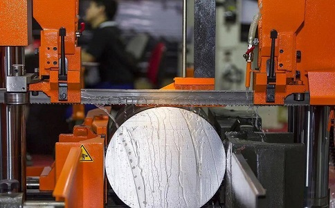 南山立式金属带锯床切削出现跑带故障解决方法！